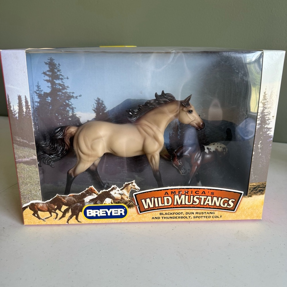 Breyer Wild Mustangs Blackfoot and Thunderbolt Set - New in Box